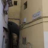 Ci spostiamo ora alle spalle della Cattedrale, ritrovandoci su Largo San Sabino. Da qui imbocchiamo la strada che porta a Largo Chiurlia, denominata Corte Colaguano